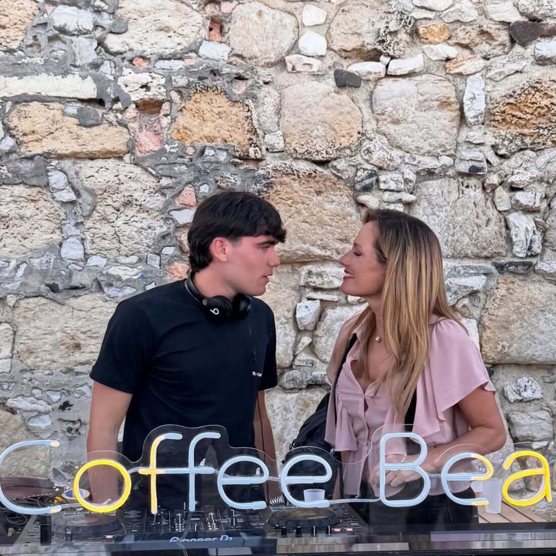 DJ com convidada atuam no Coffee Beach