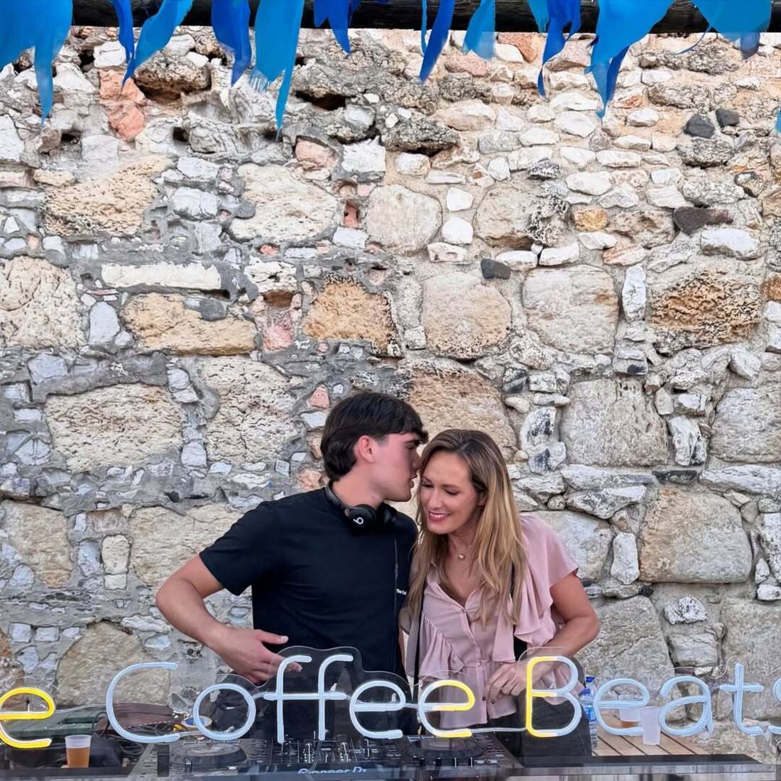DJ atua no Coffee Beats com ambiente animado e boa música