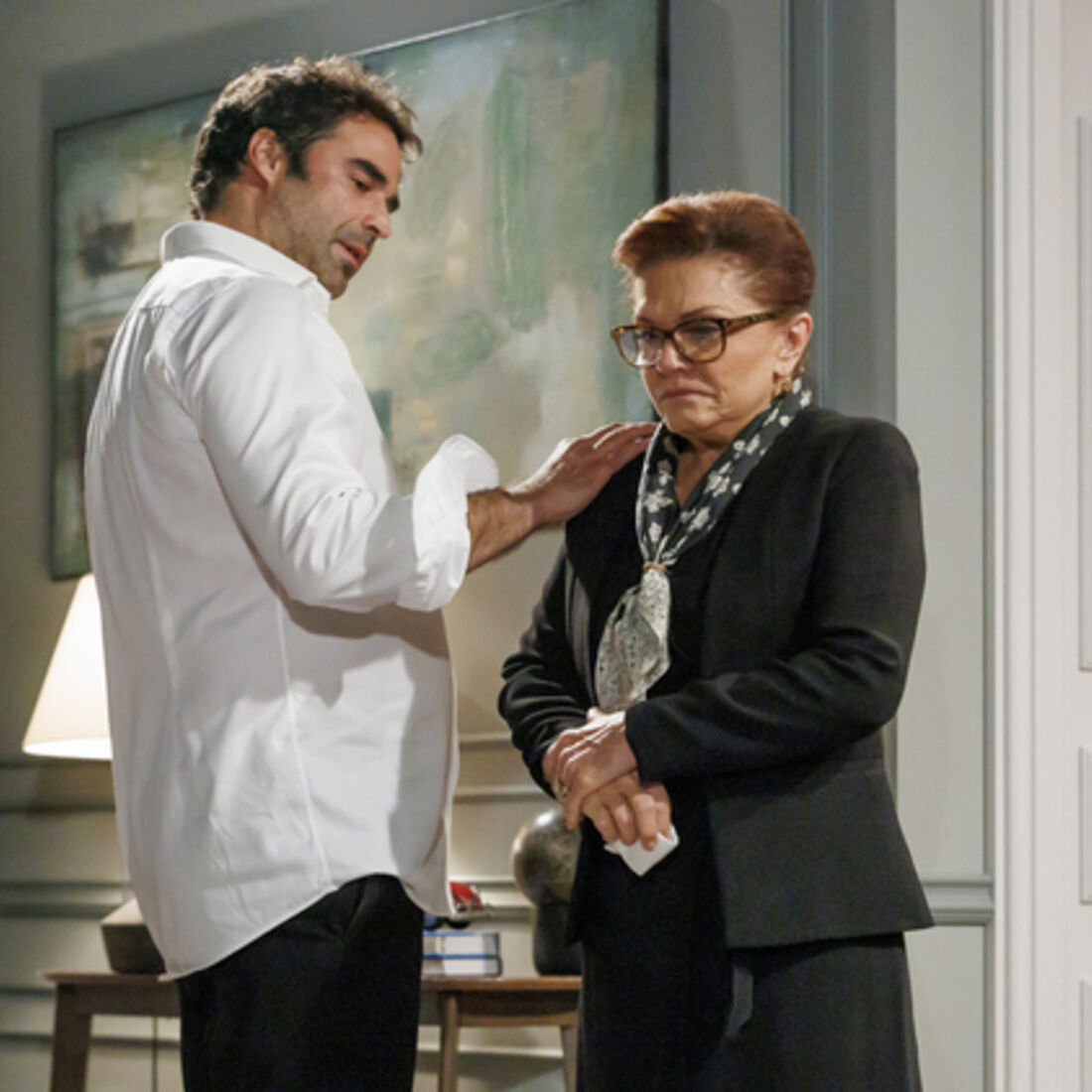 Homem conforta mulher em luto