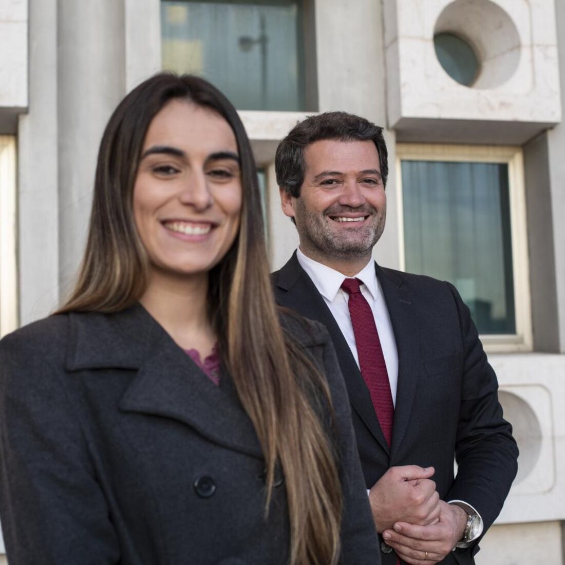 André Ventura e Rita Matias posam juntos para foto
