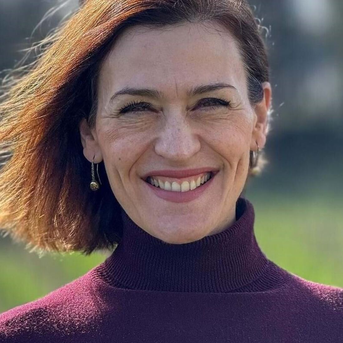 Retrato de mulher sorridente com camisola de gola alta