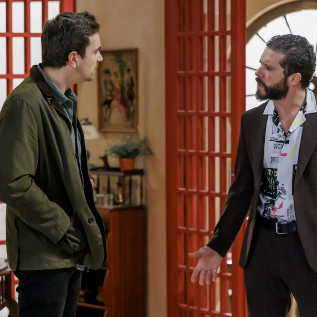 Heitor escapa da prisão e continua a vender drogas a Rafael.
