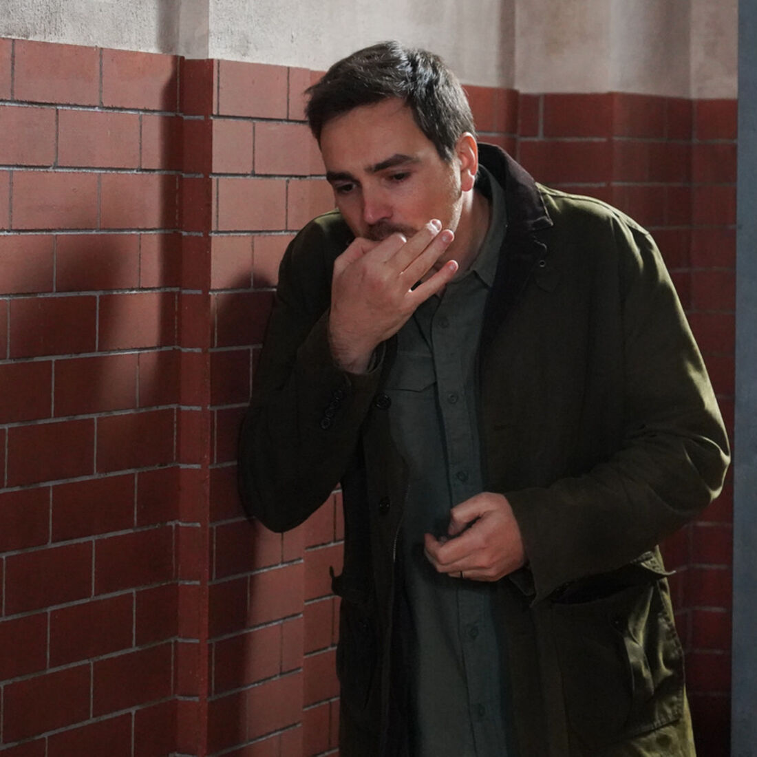 Heitor escapa da prisão e retoma o negócio de drogas com Rafael