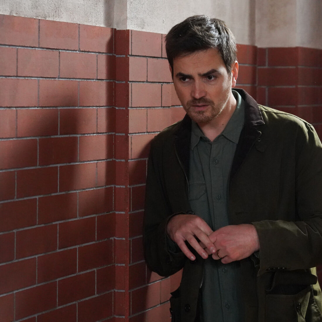 Heitor escapa e retoma o tráfico de drogas com Rafael, mostrando a sua impunidade