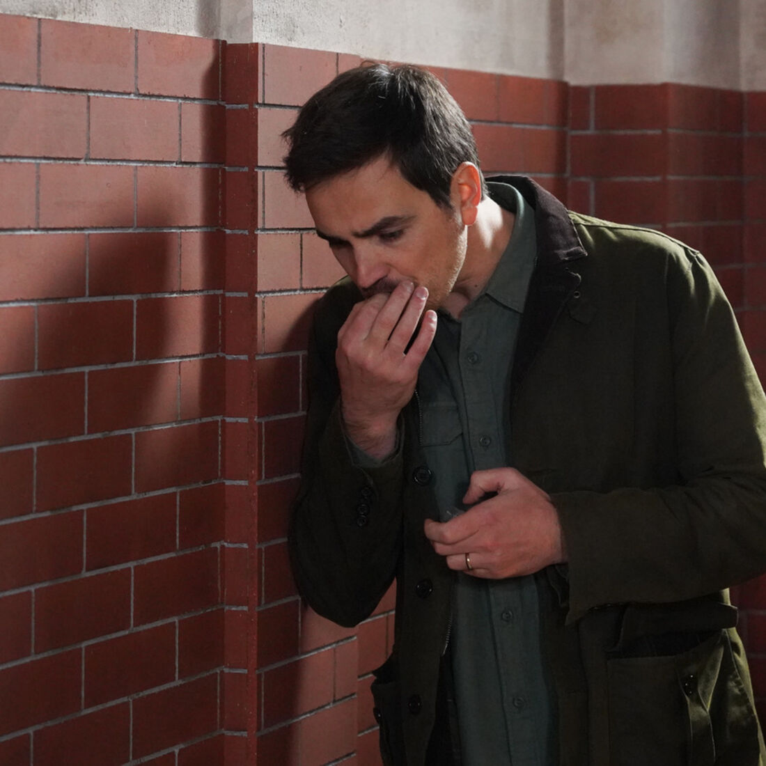 Heitor escapa, vende drogas a Rafael e prova inocência no atentado.
