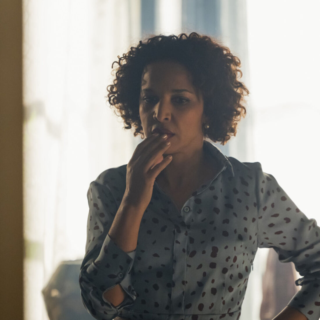 Lukenia enfrenta um momento difícil e procura ajuda de Miguel para resolver a situação