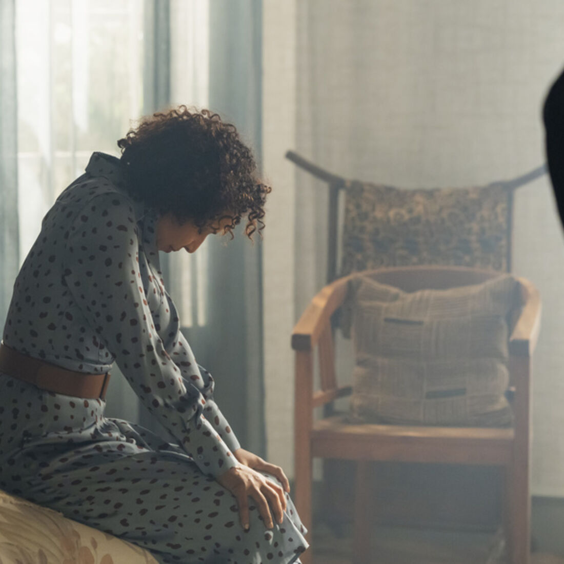 Lukenia, em pânico, pede ajuda a Miguel após perder provas incriminatórias n'A Fazenda