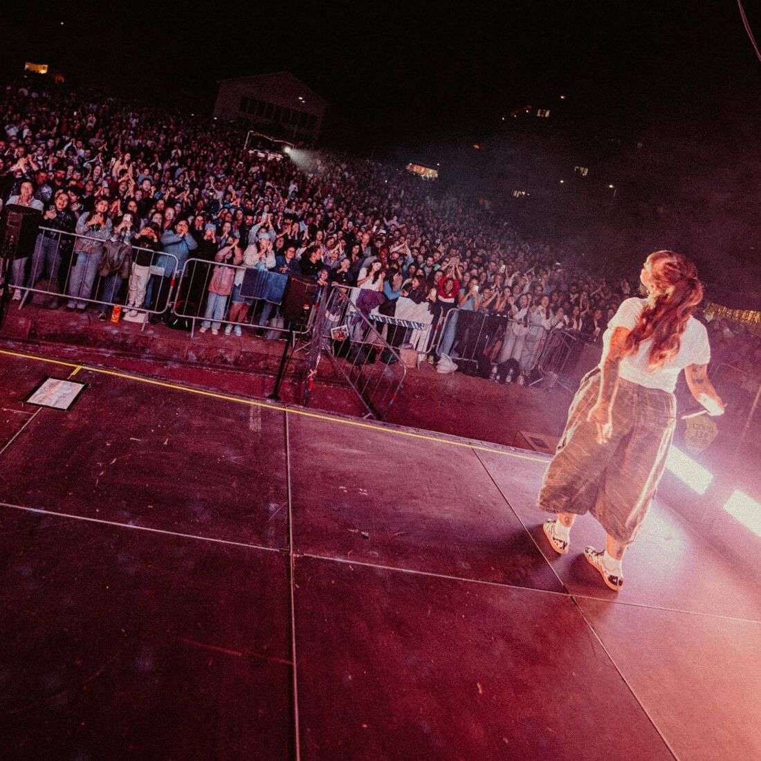 Carolina Deslandes grávida atua para multidão em concerto
