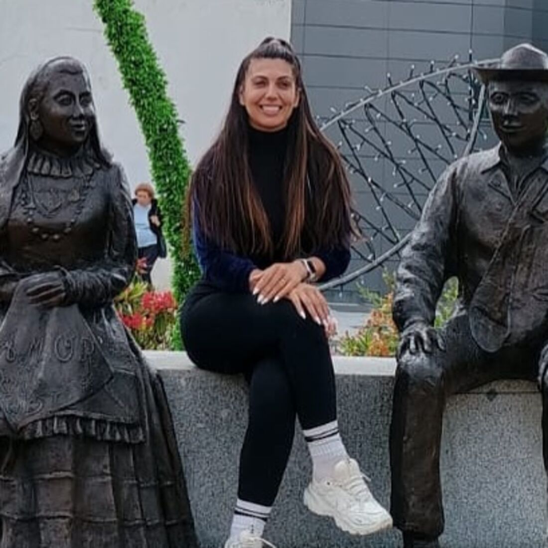 Carla do programa 'Casados à Primeira Vista' visita Vila Verde