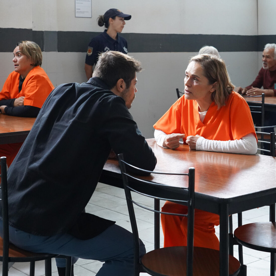 Helena revela segredo sobre a morte de António ao filho, Tomás, na prisão.
