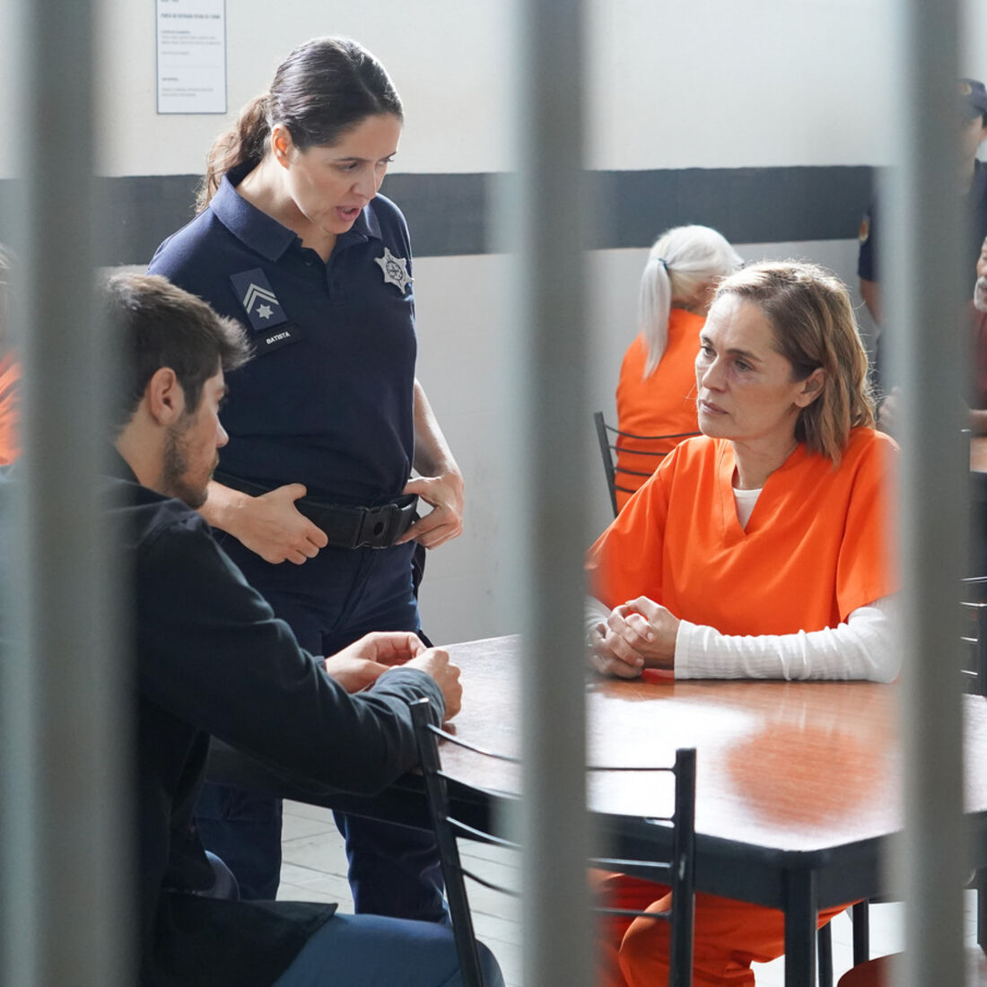 Tomás confronta Helena na prisão sobre a morte de António e a sua paternidade