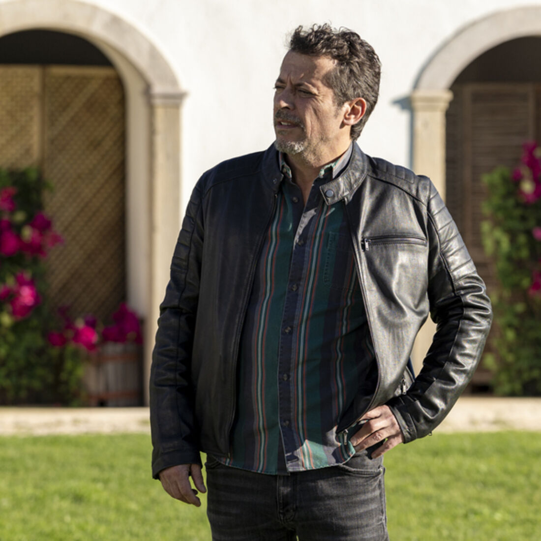 Gonçalo tenta matar Vicente, mas Otávio impede a tragédia na herdade