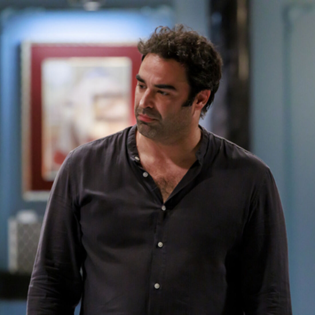 Miguel consola Tomás após revelação sobre a morte de António.
