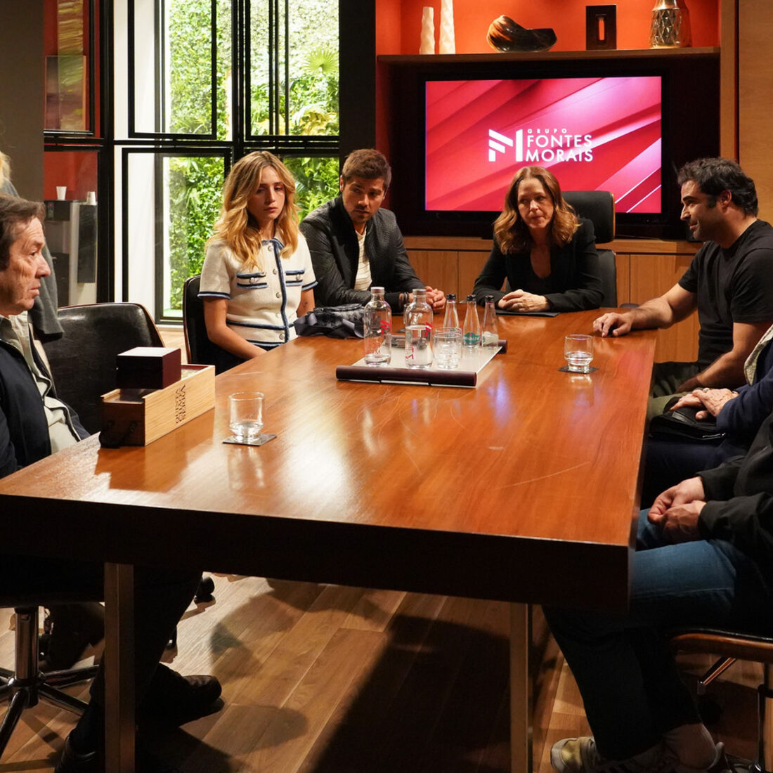 Família reunida para leitura do testamento de António, com Maria chocada com a herança inesperada