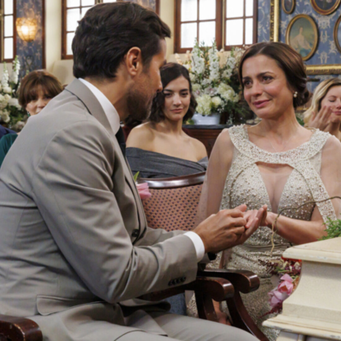 Sofia e Vicente casam-se em cerimónia emotiva. Beatriz e Teresinha demonstram apoio