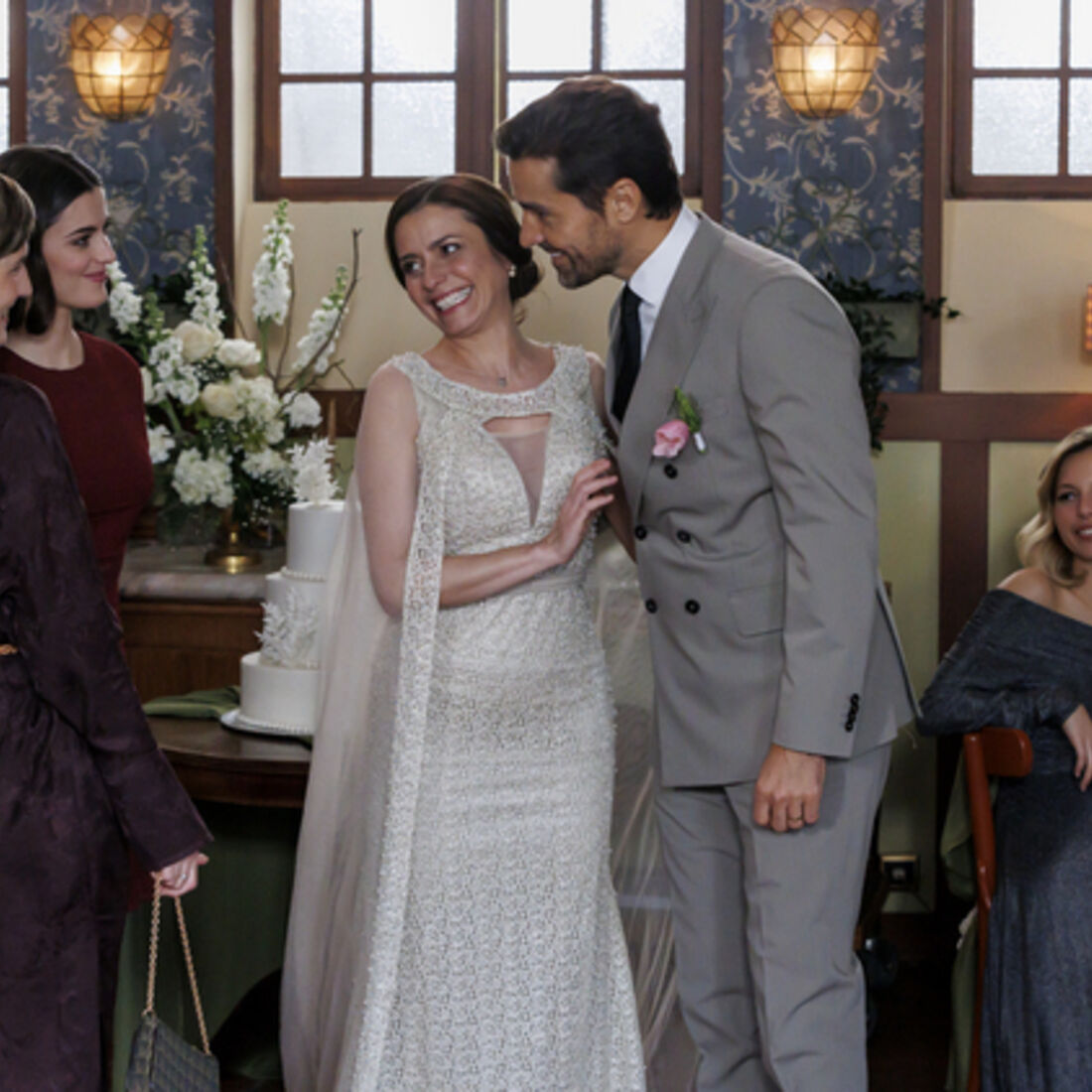 Casamento de Sofia e Vicente tem momentos de tensão e alegria com família reunida