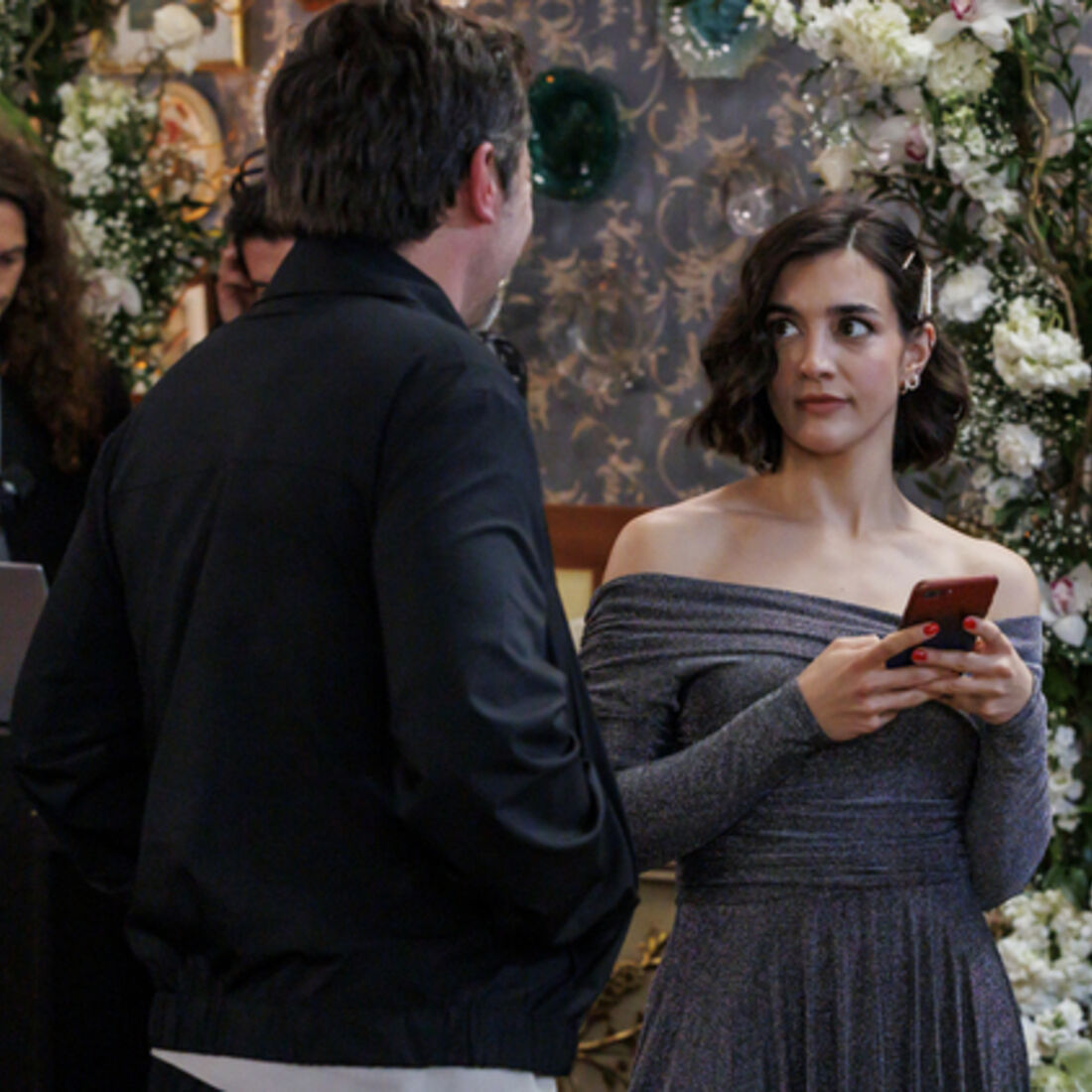 Sofia e Vicente celebram casamento em 'A Herança'; Teresinha apanha o buquê