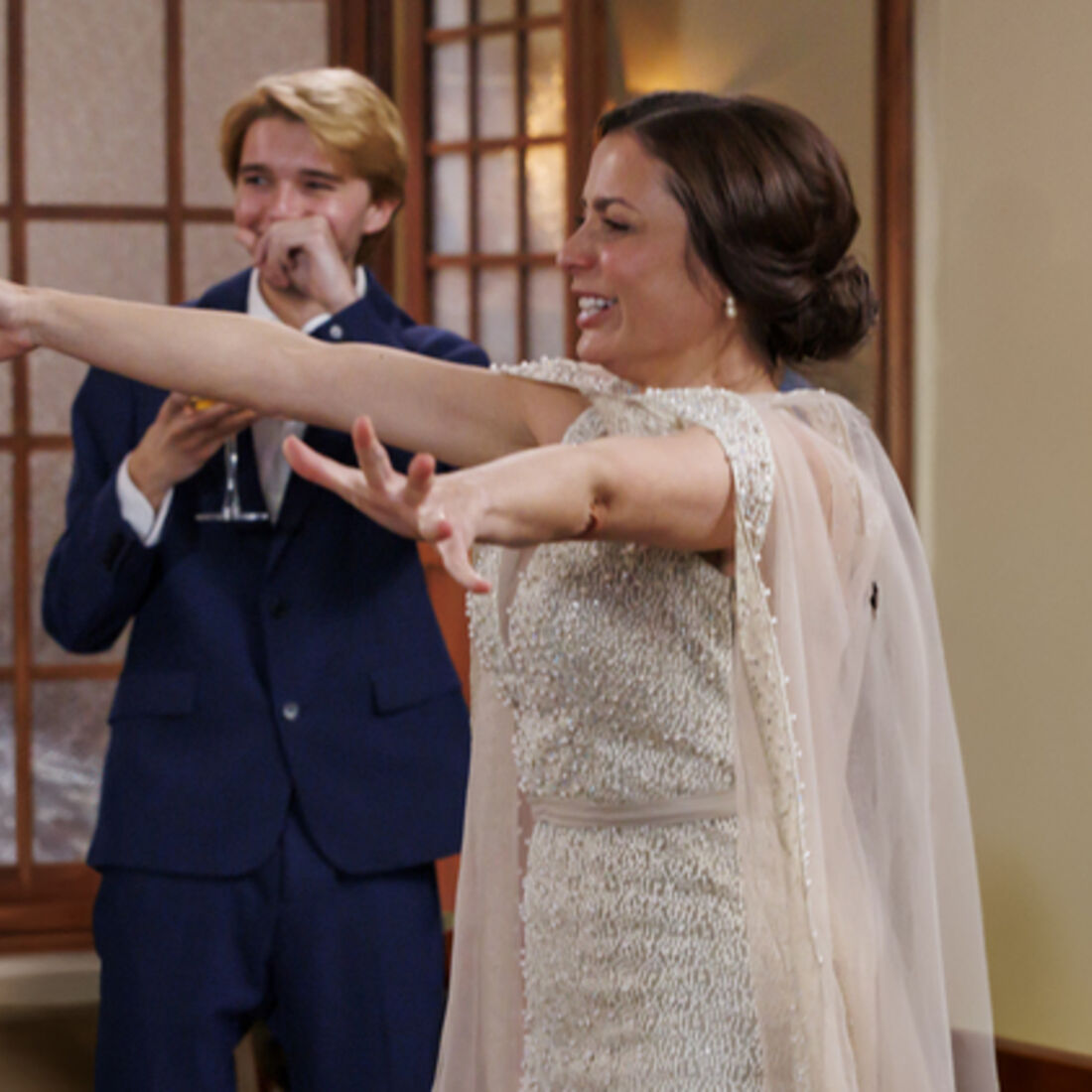 No copo d’água de Sofia e Vicente, Teresinha apanha o bouqê