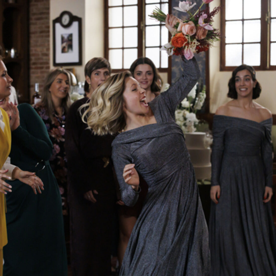 Casamento de Sofia e Vicente tem momentos tensos e Teresinha apanha o ramo