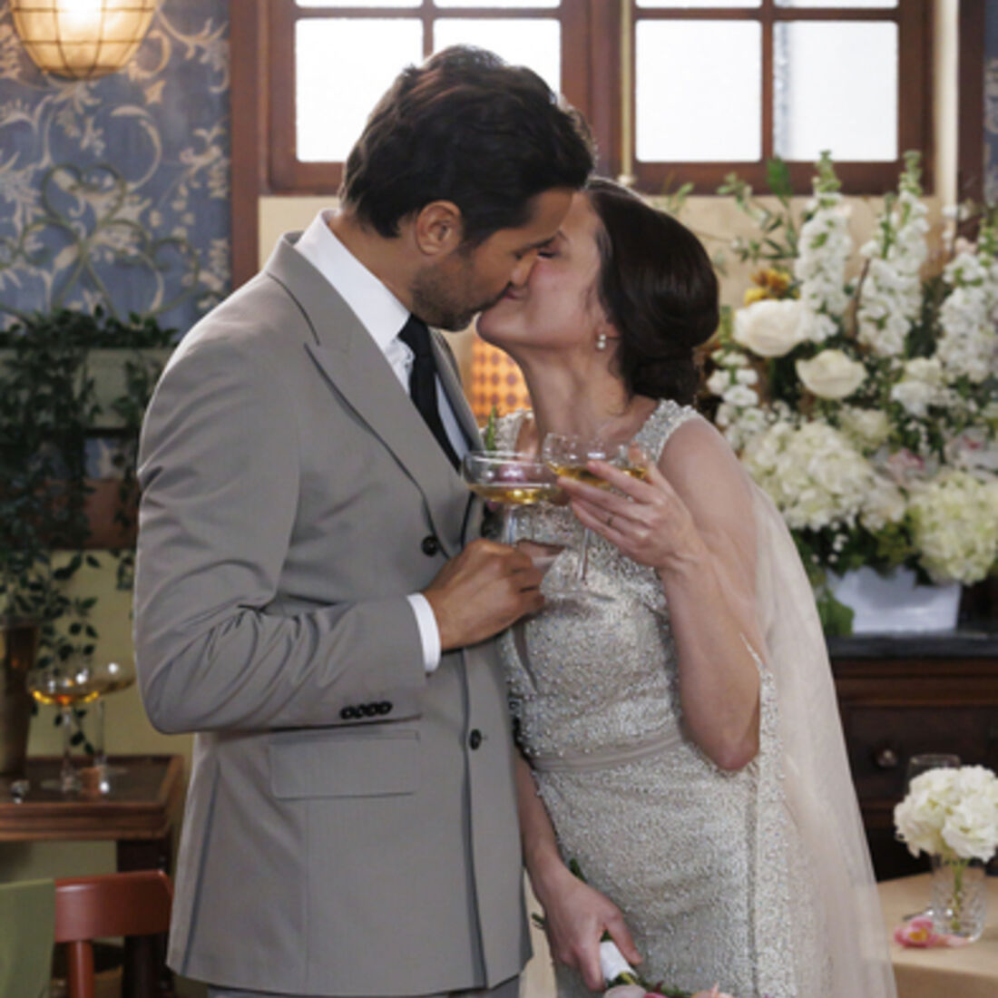 Sofia e Vicente celebram o casamento com festa no café, em 'A Herança'