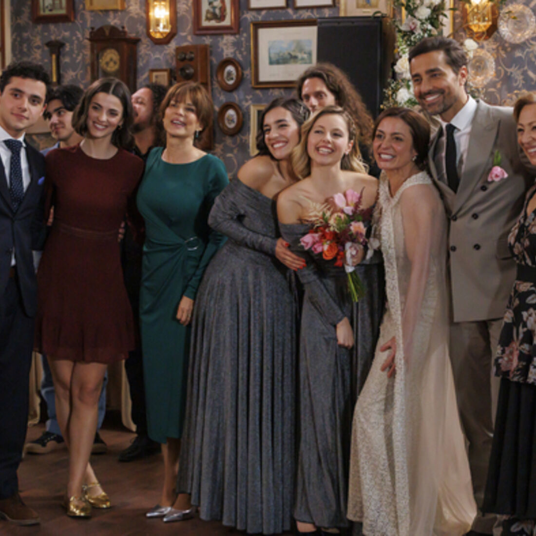 Festa de casamento de Sofia e Vicente em 'A Herança': Teresinha apanha o buquê e Otávio é expulso