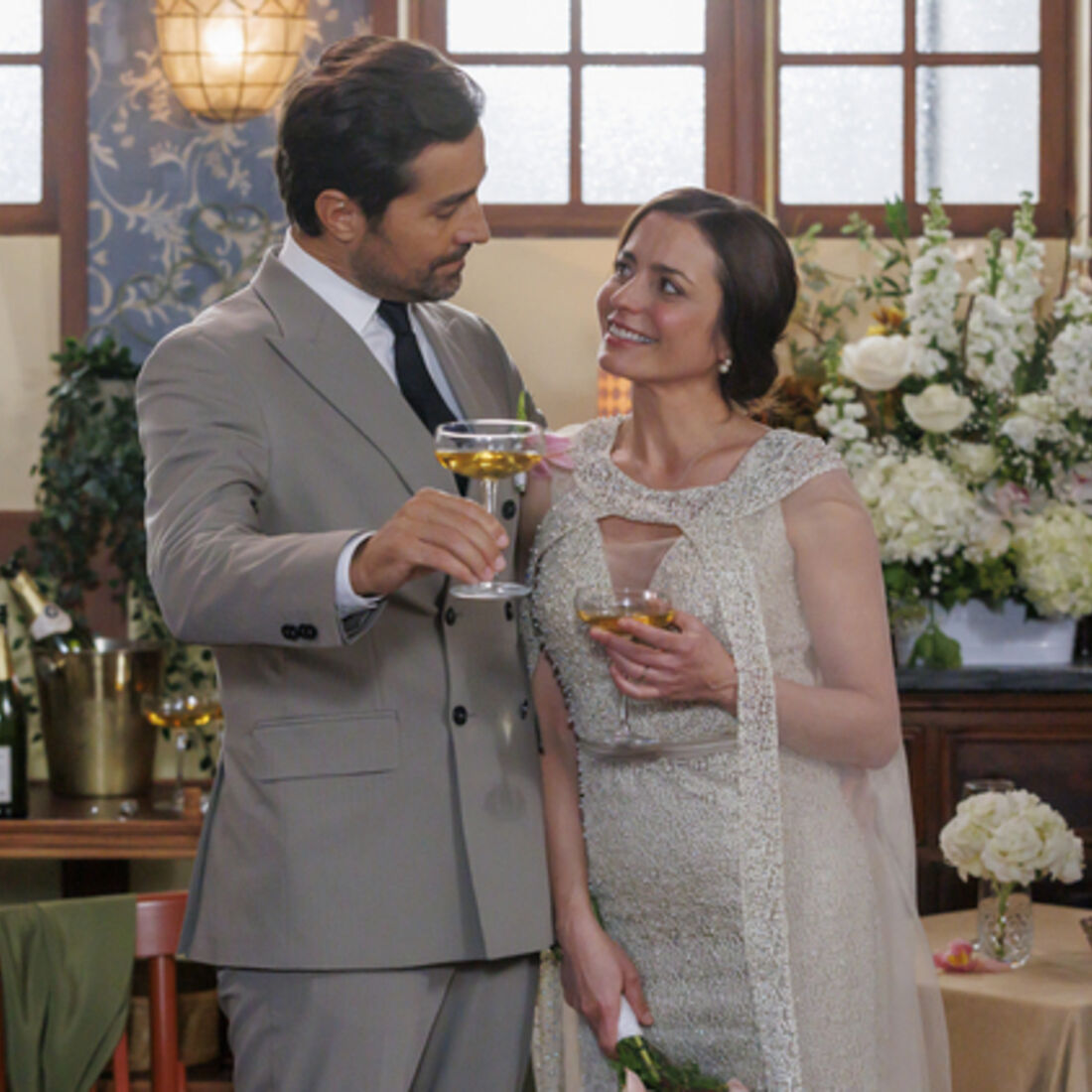 No copo d’água de Sofia e Vicente, Teresinha apanha o buquê e Otávio é expulso