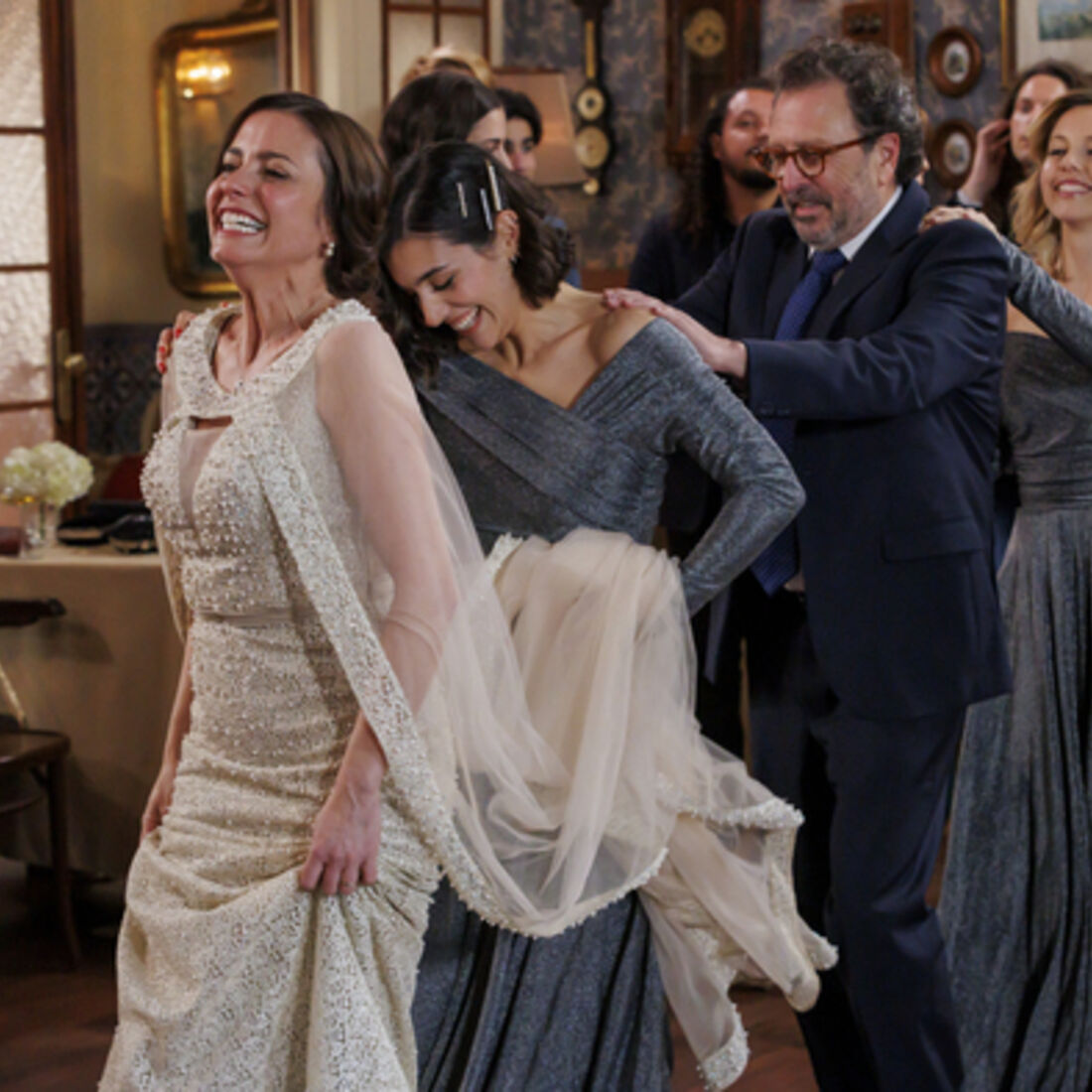 Casamento de Sofia e Vicente em 'A Herança': Teresinha apanha o buquê, Otávio é expulso