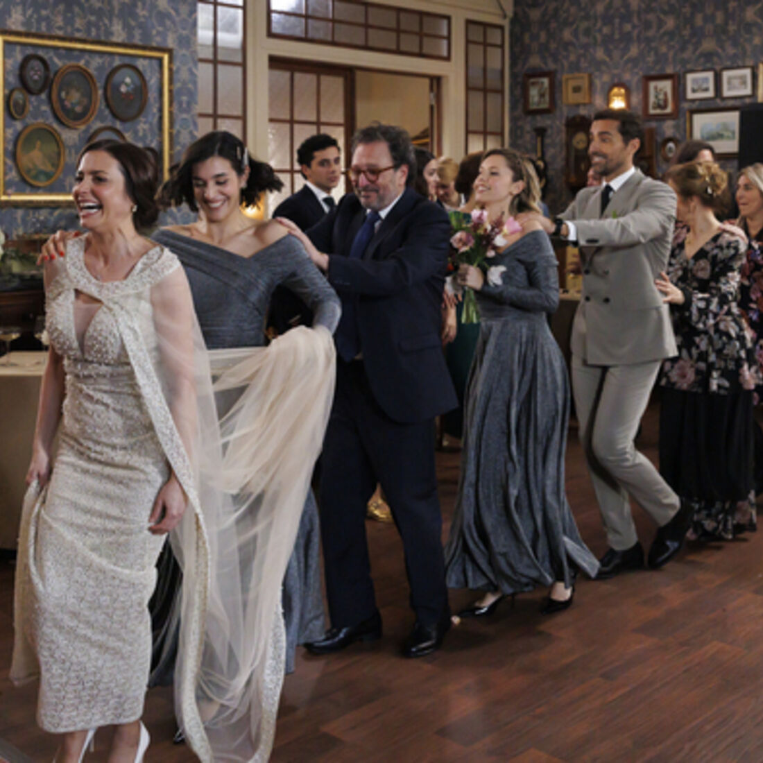 Festa de casamento no café com Teresinha a apanhar o buquê e Otávio é expulso