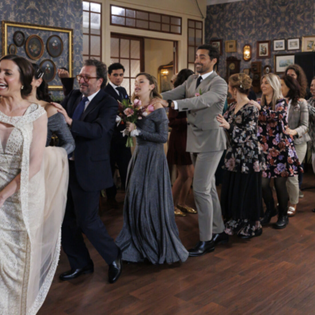 Casamento de Sofia e Vicente tem festa no café com direito a buquê apanhado por Teresinha