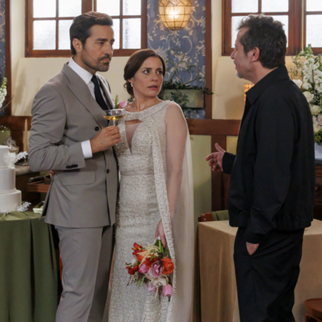 Casamento de Sofia e Vicente tem festa no café, mas Otávio causa choque.
