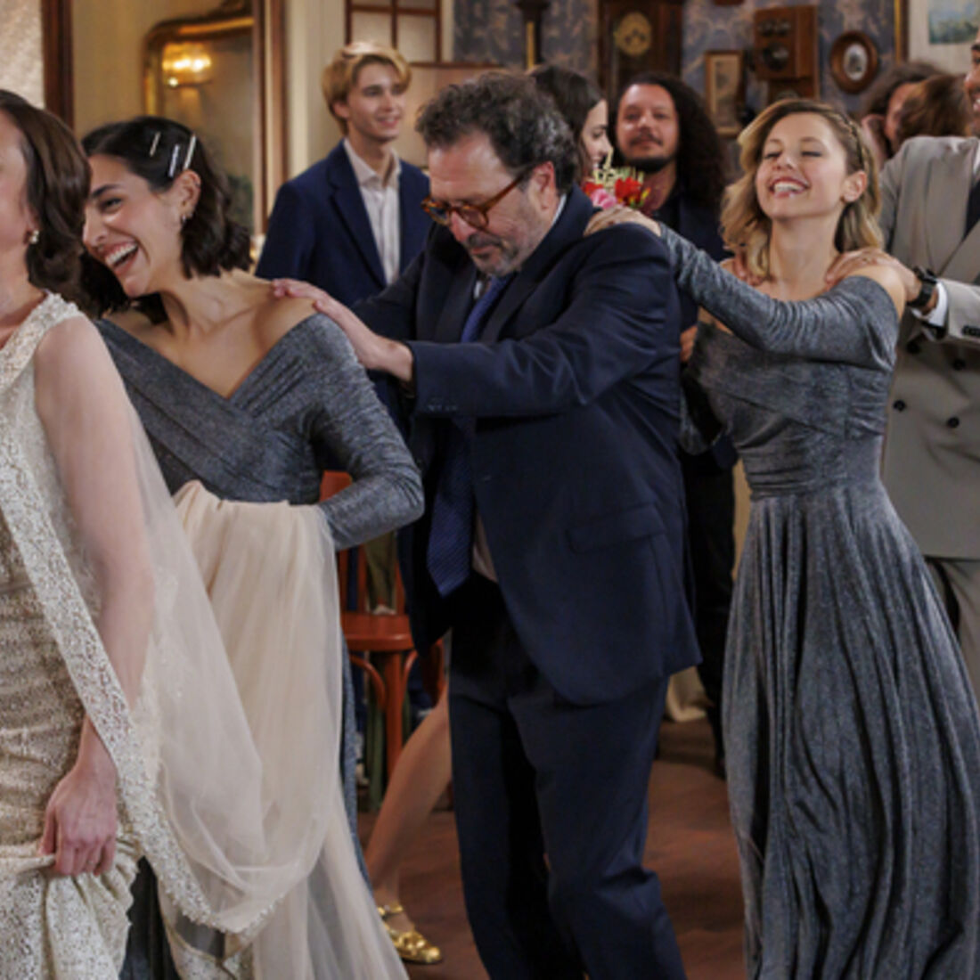 Festa de casamento no café com Teresinha a apanhar o buquê e Otávio expulso