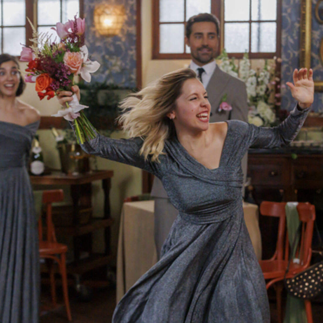 Teresinha apanha o ramo no casamento de Sofia e Vicente, após a expulsão de Otávio