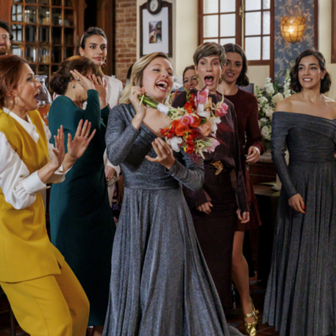 Convidados celebram o casamento de Sofia e Vicente; Teresinha apanha o buquê