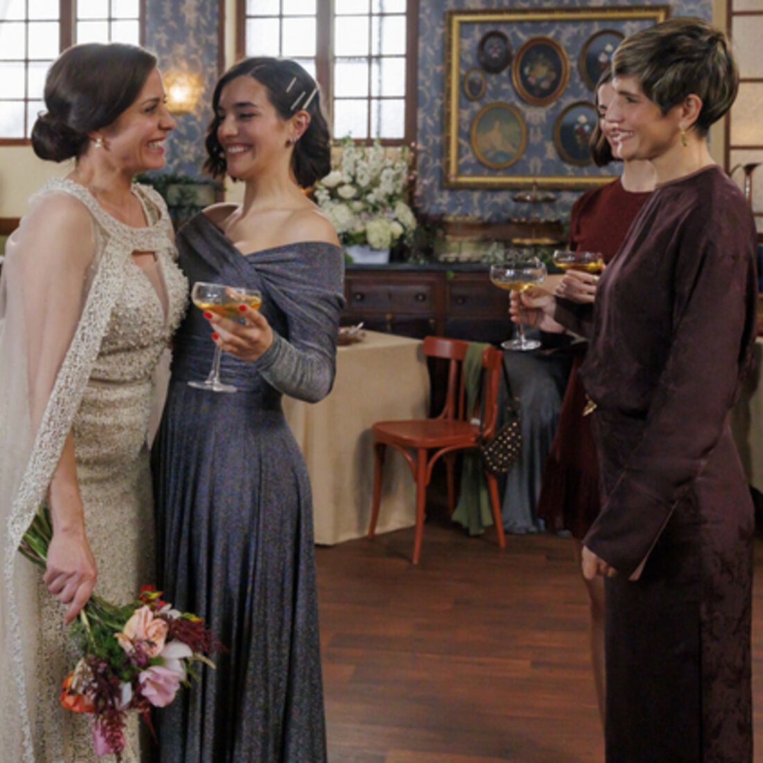 Casamento de Sofia e Vicente com festa no café e lançamento do buquê