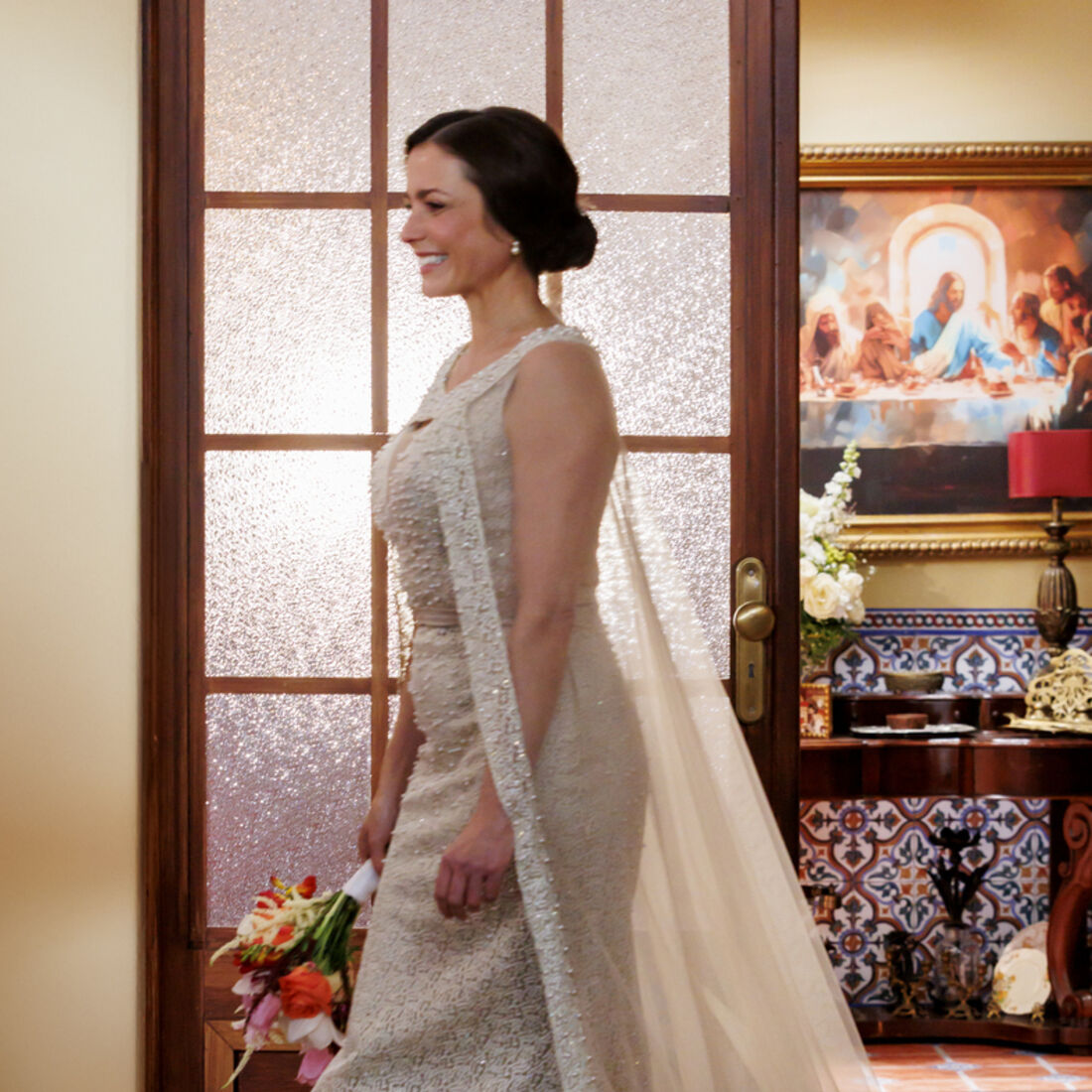 Patrícia Tavares surge num vestido de noiva, no casamento da sua personagem, Sofia, com Vicente, em A Herança