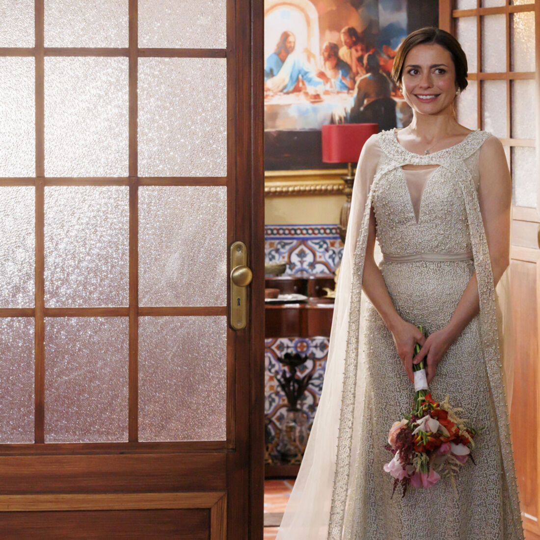 Patrícia Tavares veste um vestido de noiva único como Sofia em 'A Herança'.
