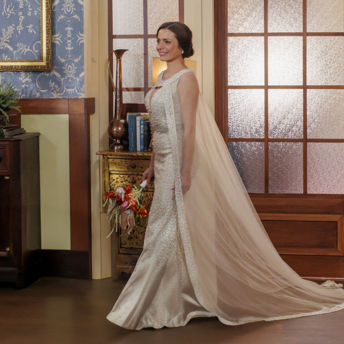 Patrícia Tavares veste um vestido de noiva elegante para o casamento de Sofia em 'A Herança'.
