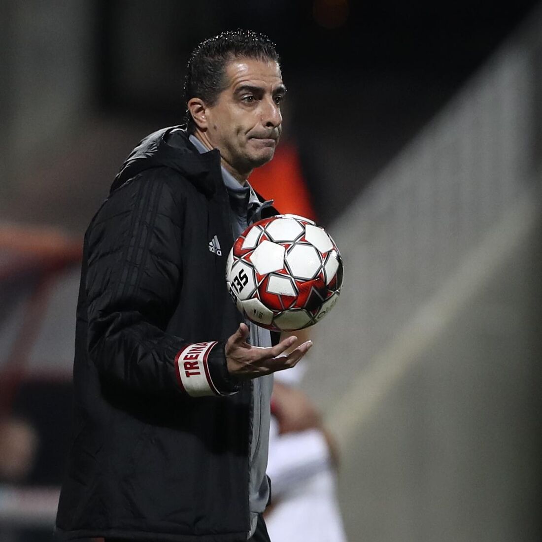 Renato Paiva, treinador do Botafogo, lidera equipa após vitória no Mundial de Clubes