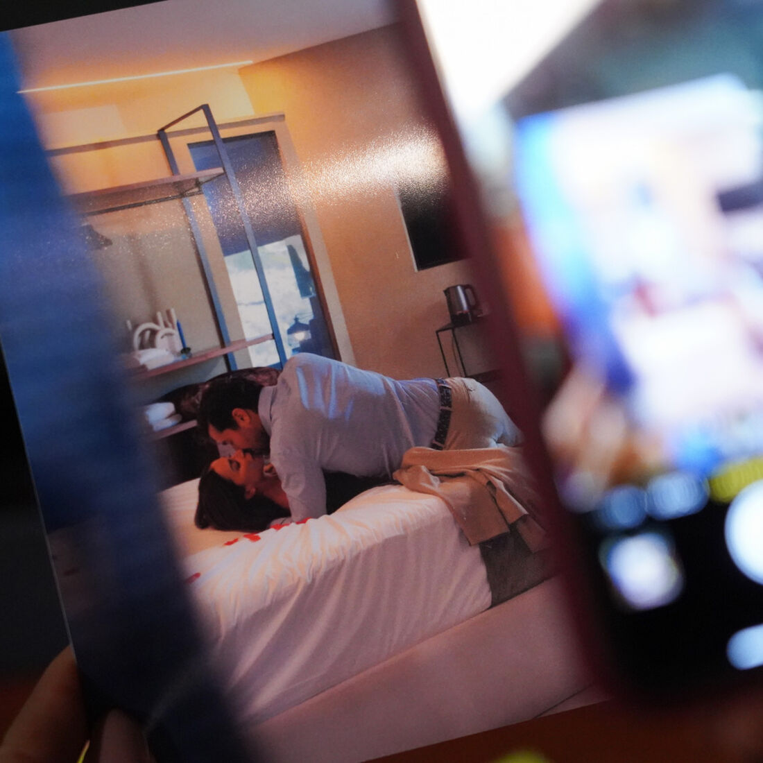 Pilar chantageia Vicente com fotos dele e Inês e exige poder na fábrica