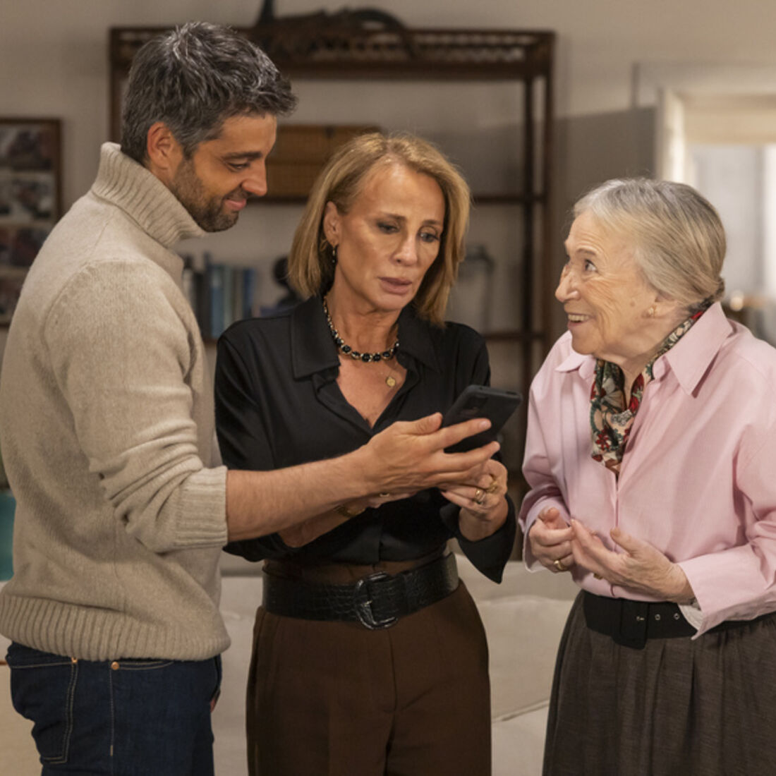 Hector revela a Benedita e Laura que Mariana está viva e planeiam encontrá-la.
