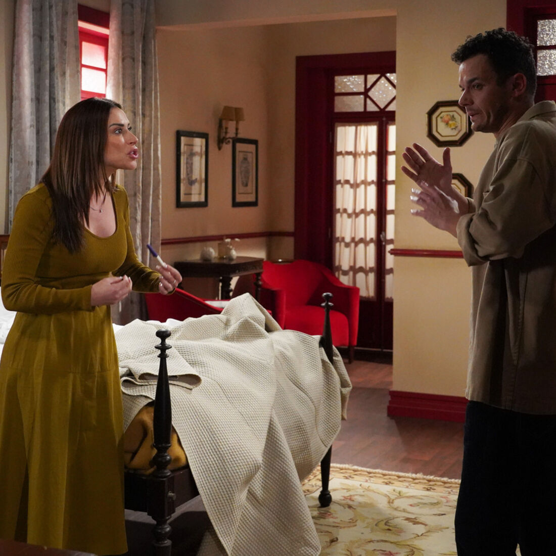 Pedro acusa Inês de traição e de esperar um filho de Vicente na novela A Herança