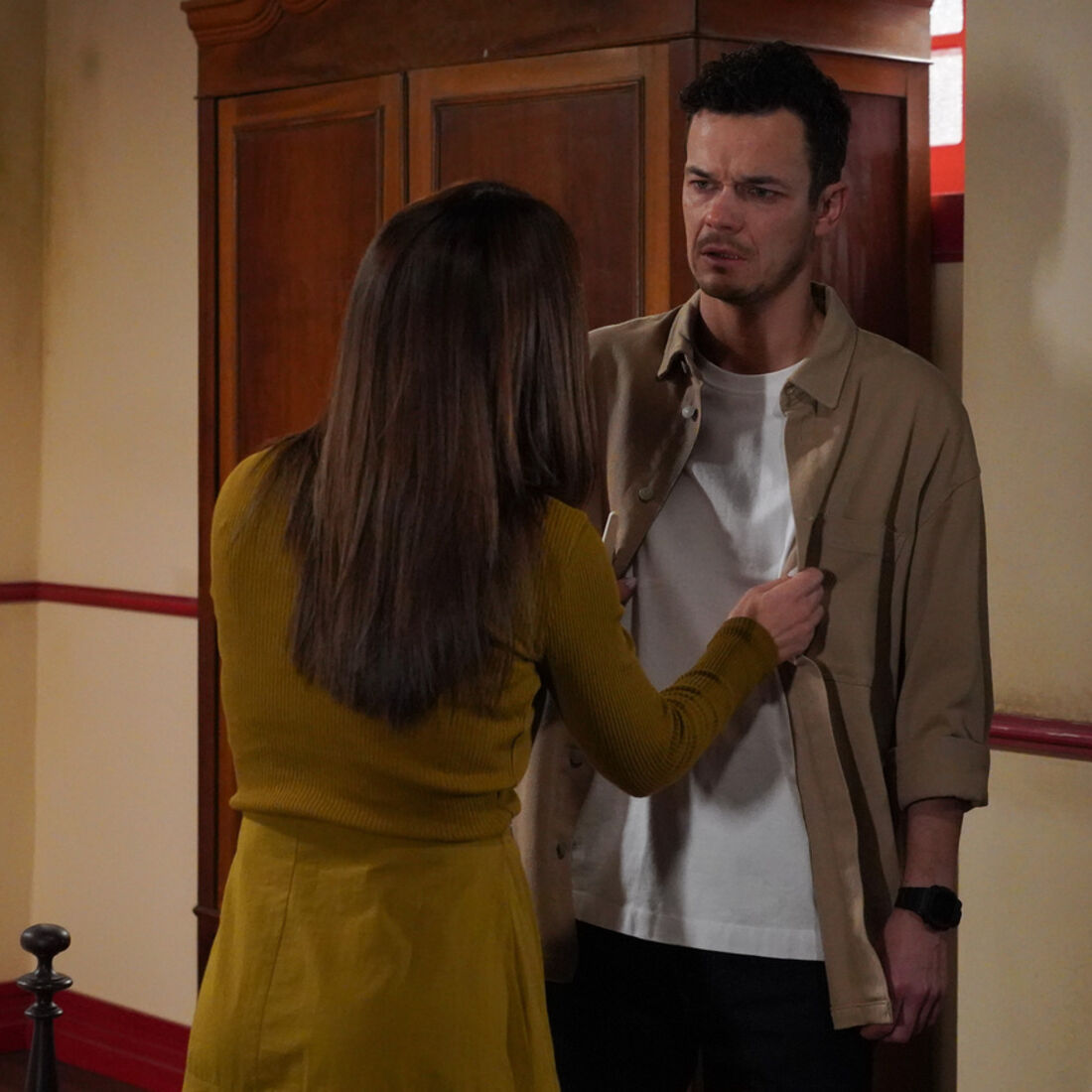 Pedro confronta Inês sobre a gravidez, suspeitando que Vicente é o pai