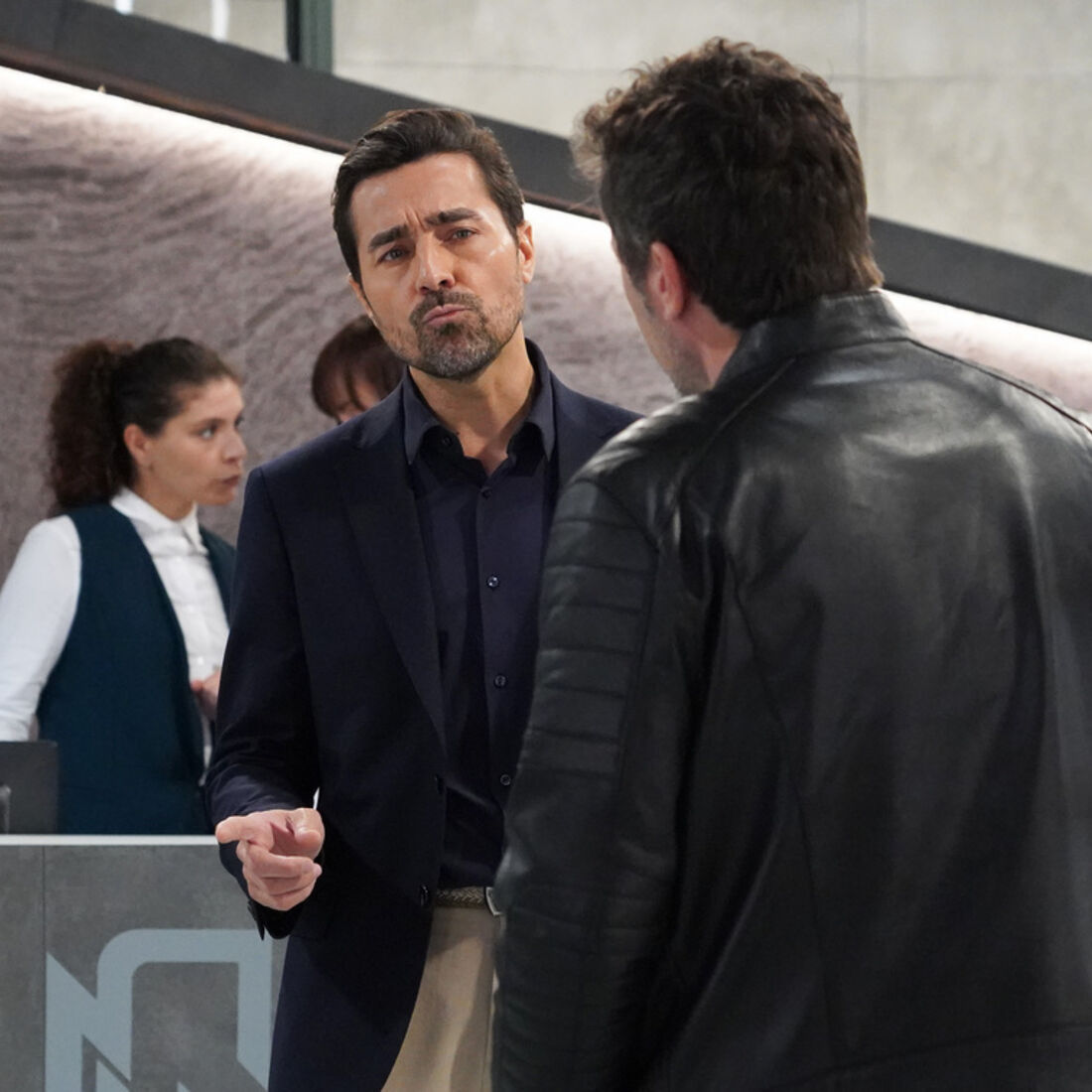 Vicente descobre que Inês está grávida através de Otávio