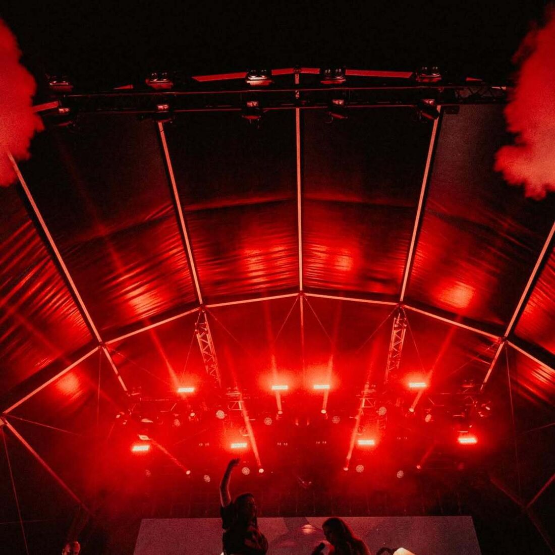 Bárbara Tinoco atuou em Benfica após um atraso no concerto.
