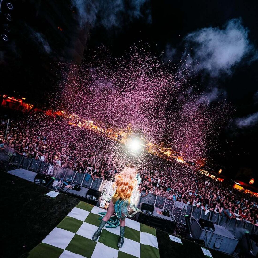 Bárbara Tinoco atua em Benfica sob chuva de confetis