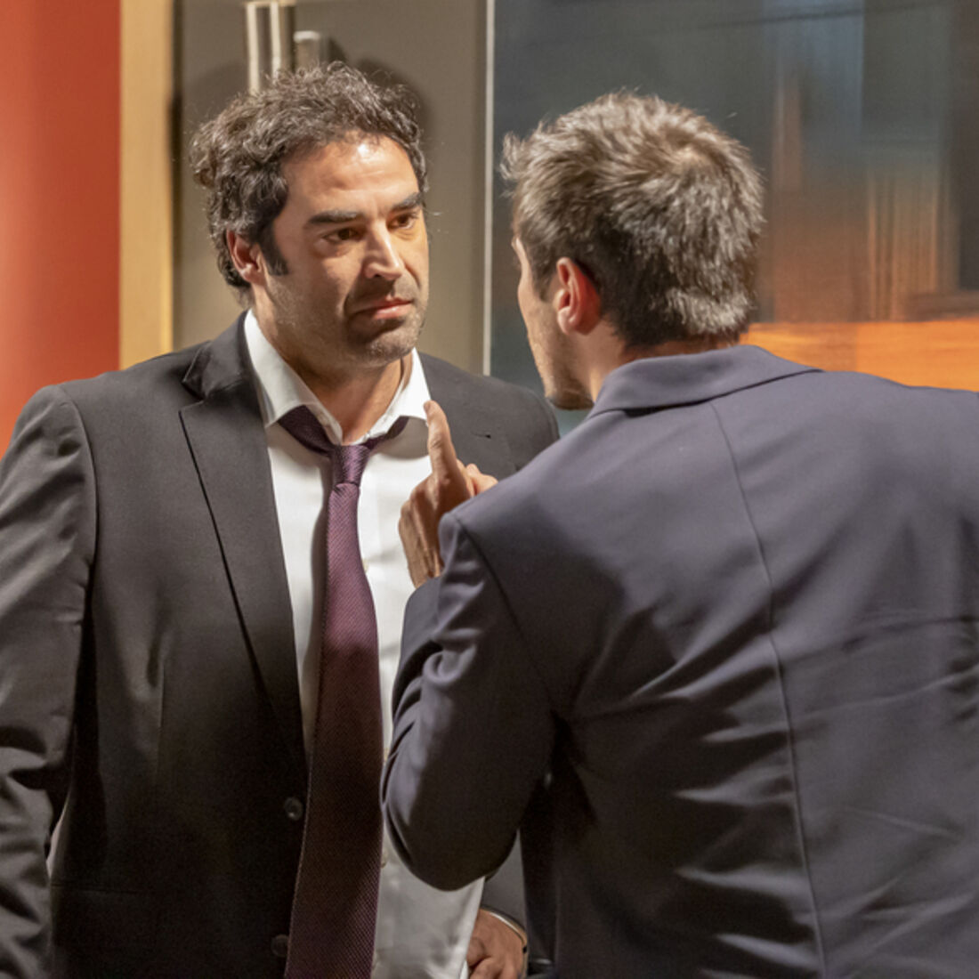 Tomás cria escândalo alcoólico numa reunião; Miguel tenta ajudar