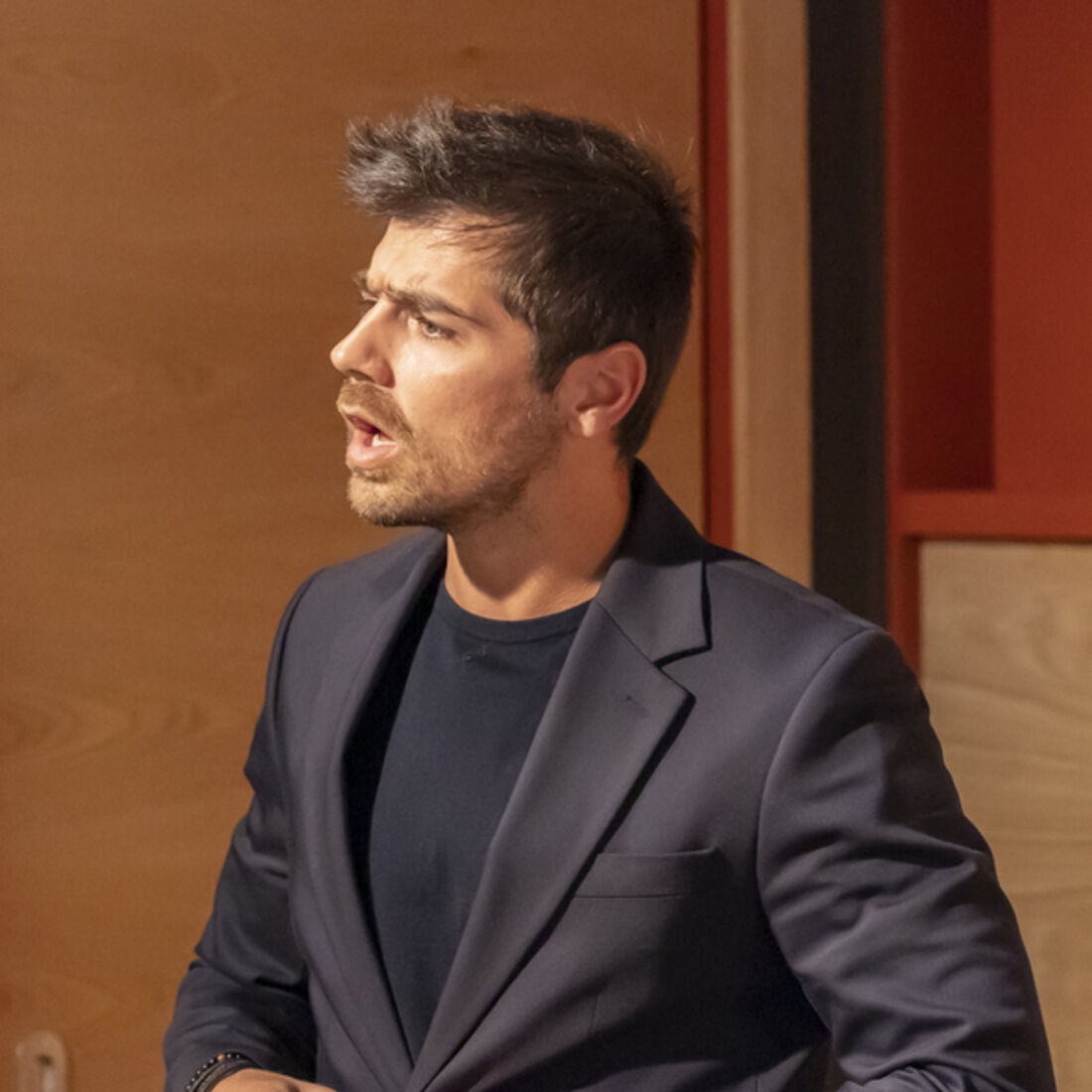 Tomás, noivo de Laura, protagoniza um escândalo na empresa. Miguel tenta resolver a situação