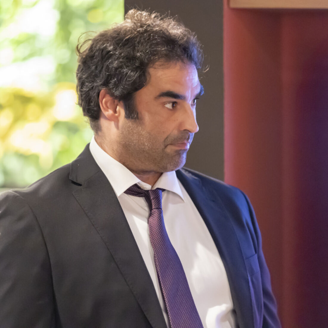 Tomás provoca escândalo na empresa, Miguel tenta ajudar