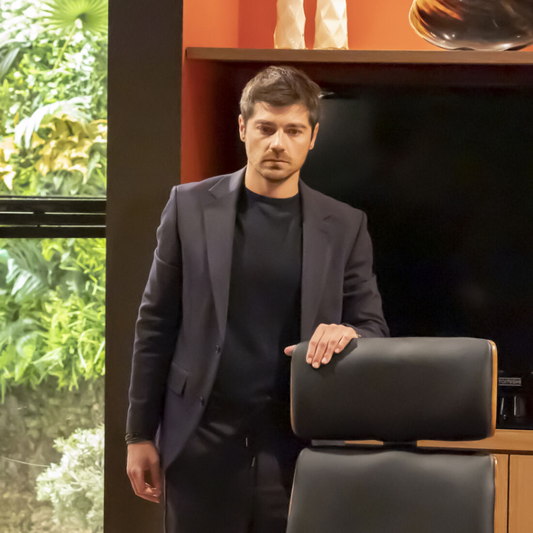 Tomás causa escândalo alcoólico na empresa, mas Miguel impede situação pior