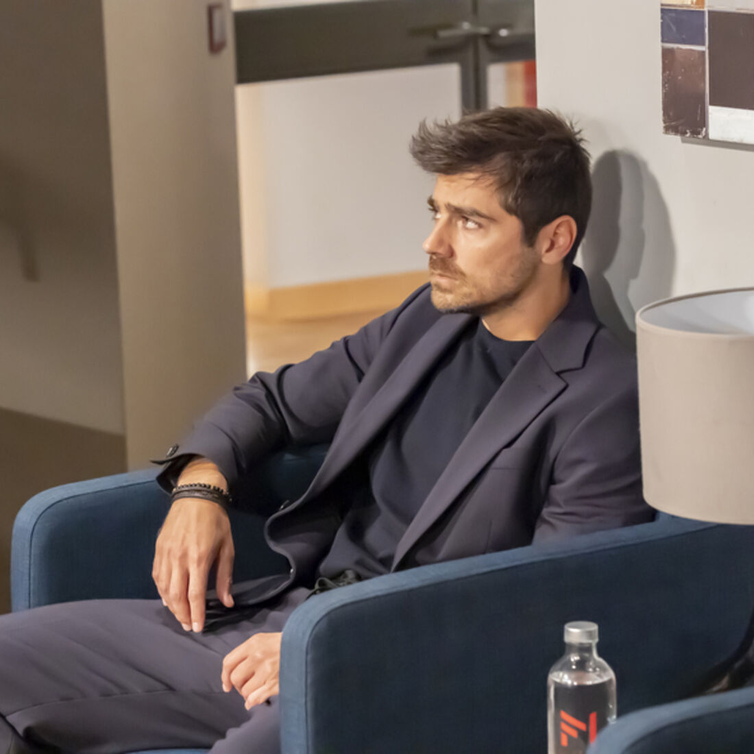 Tomás causa escândalo na empresa; Miguel tenta controlar a situação